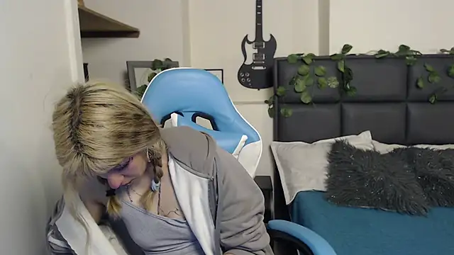 Snapshot of Amnesia_ chatting on December 3, 12:47 pm Amnesia online show from December 3, 12:47 pm