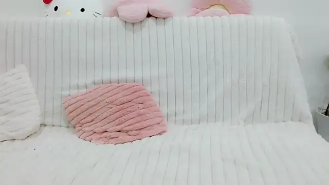 Snapshot of Emmahahaha17 chatting on October 2, 4:36 pm Emmahahaha17 online show from October 2, 4:36 pm