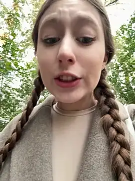 Snapshot of FroggyAnna chatting on October 10, 2:05 pm FroggyAnna online show from October 10, 2:05 pm