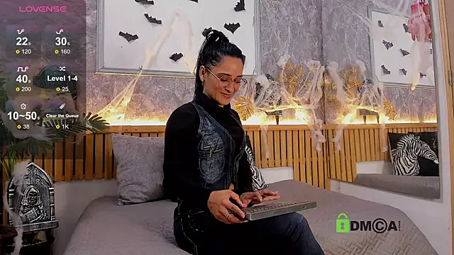 Snapshot of princequinn_ chatting on October 13, 7:58 pm princequinn online show from October 13, 7:58 pm