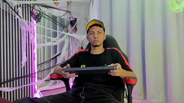 Snapshot of DustinandJordan chatting on October 20, 5:08 am DustinandJordan online show from October 20, 5:08 am