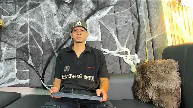 Snapshot of DustinandJordan chatting on October 30, 8:31 pm DustinandJordan online show from October 30, 8:31 pm