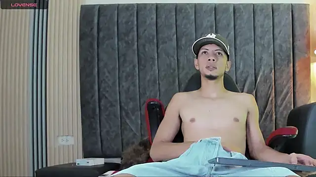 Snapshot of DustinandJordan chatting on November 21, 4:22 am DustinandJordan online show from November 21, 4:22 am