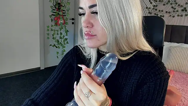 Kira Key online show from November 10, 1:59 am