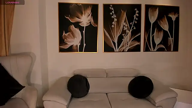 LeahNovac online show from September 26, 11:25 am