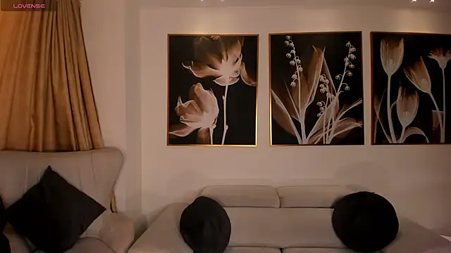 LeahNovac online show from September 27, 11:15 am