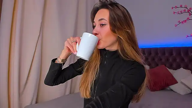 Snapshot of AlexaWilds chatting on November 29, 6:27 am AlexaWilds online show from November 29, 6:27 am