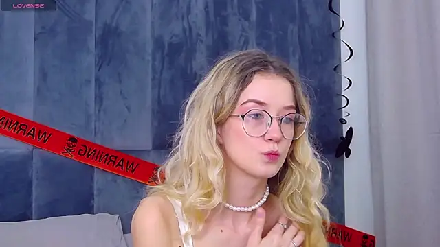 MaeLili online show from October 29, 3:42 am