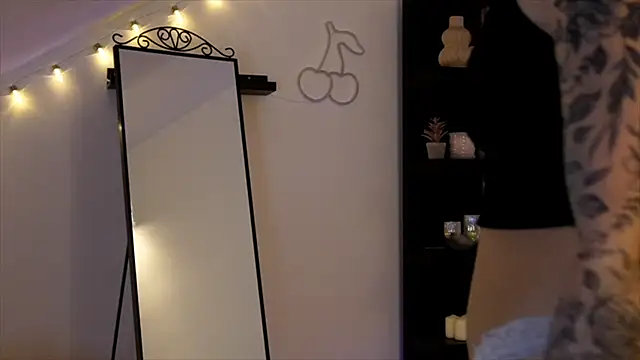 Snapshot of Naomii20__ chatting on October 31, 2:18 pm Naomii20 online show from October 31, 2:18 pm