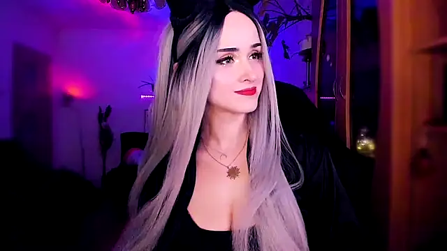 Snapshot of MistressJolie chatting on January 8, 12:28 am MistressJolie online show from January 8, 12:28 am