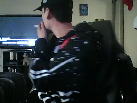 Snapshot of latinosatiro94 chatting on December 18, 6:41 am latinosatiro94 online show from December 18, 6:41 am