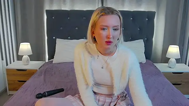 Snapshot of MarianeSun chatting on December 3, 4:09 am MarianeSun online show from December 3, 4:09 am