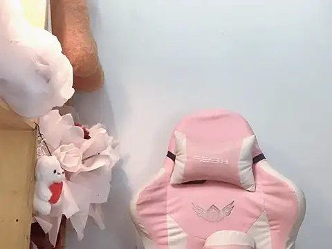 Snapshot of Pony898 chatting on December 16, 6:02 pm Pony898 online show from December 16, 6:02 pm