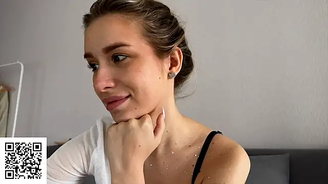 Snapshot of ElysiaXo chatting on October 19, 4:46 am ElysiaXo online show from October 19, 4:46 am