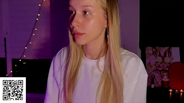 Snapshot of ElysiaXo chatting on November 8, 10:19 pm ElysiaXo online show from November 8, 10:19 pm