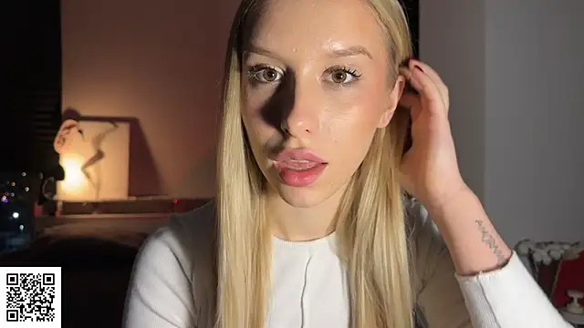 Snapshot of ElysiaXo chatting on December 13, 11:54 pm ElysiaXo online show from December 13, 11:54 pm