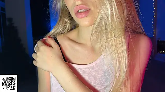 Snapshot of ElysiaXo chatting on December 14, 9:19 pm ElysiaXo online show from December 14, 9:19 pm