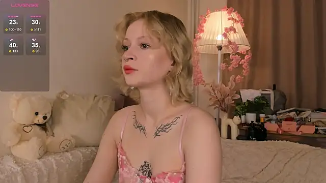 Snapshot of EfieFrye chatting on November 27, 6:10 pm EfieFrye online show from November 27, 6:10 pm