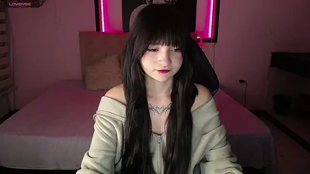 Snapshot of _Charlotte_Collins_ chatting on January 9, 2:09 pm Charlotte Collins online show from January 9, 2:09 pm