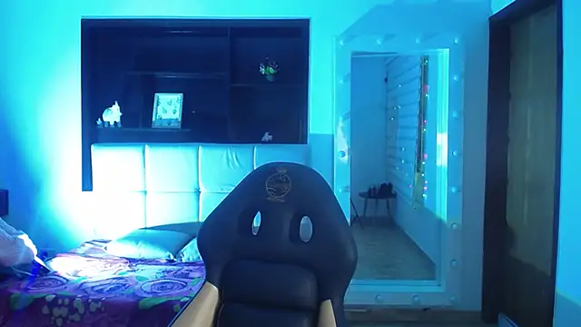 Snapshot of _Charlotte_Collins_ chatting on January 17, 2:33 pm Charlotte Collins online show from January 17, 2:33 pm