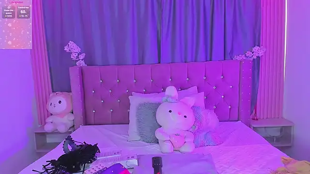 Nayla-Mouna online show from April 6, 7:15 pm