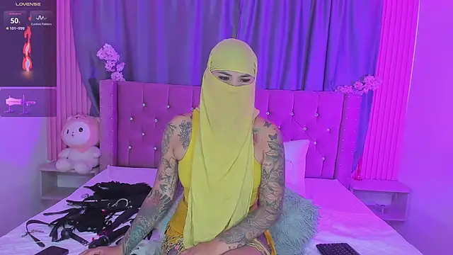 Nayla-Mouna online show from April 16, 9:15 pm