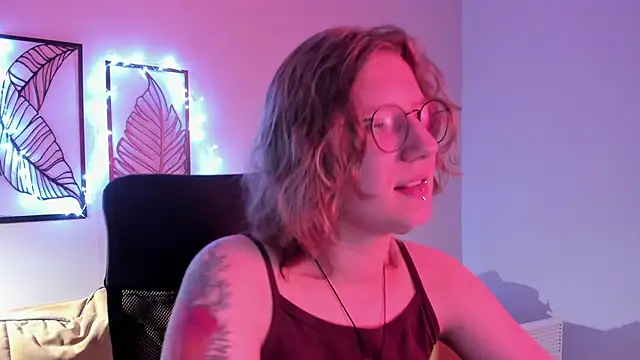 Snapshot of Hailey_Foxy chatting on November 18, 9:03 am Hailey Foxy online show from November 18, 9:03 am