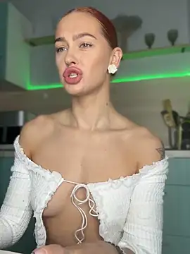 Snapshot of LittleFox___ chatting on October 9, 6:00 am LittleFox online show from October 9, 6:00 am