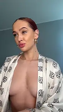 Snapshot of LittleFox___ chatting on November 15, 8:33 am LittleFox online show from November 15, 8:33 am