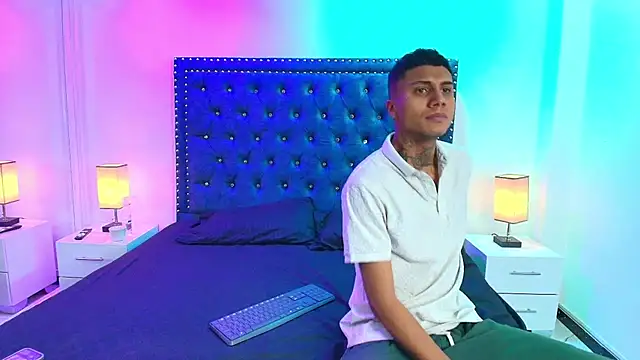 Snapshot of Damian_and_roxanne chatting on September 14, 12:37 pm Damian and roxanne online show from September 14, 12:37 pm