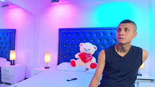 Snapshot of Damian_and_roxanne chatting on October 1, 12:33 pm Damian and roxanne online show from October 1, 12:33 pm