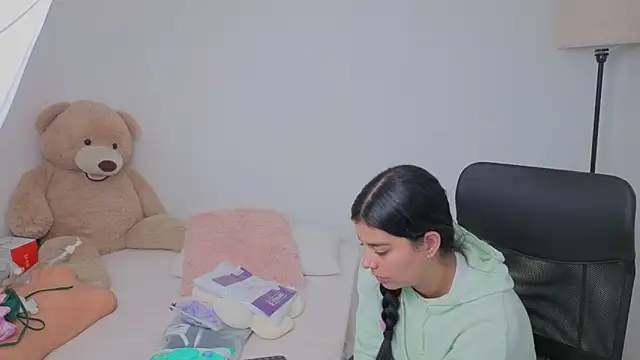 Snapshot of valerihouse chatting on October 1, 12:05 am valerihouse online show from October 1, 12:05 am