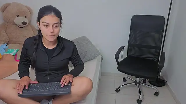 Snapshot of valerihouse chatting on October 29, 1:08 am valerihouse online show from October 29, 1:08 am