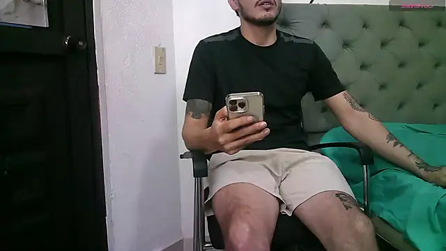 Snapshot of g0lden_boss chatting on October 21, 5:30 am g0lden boss online show from October 21, 5:30 am