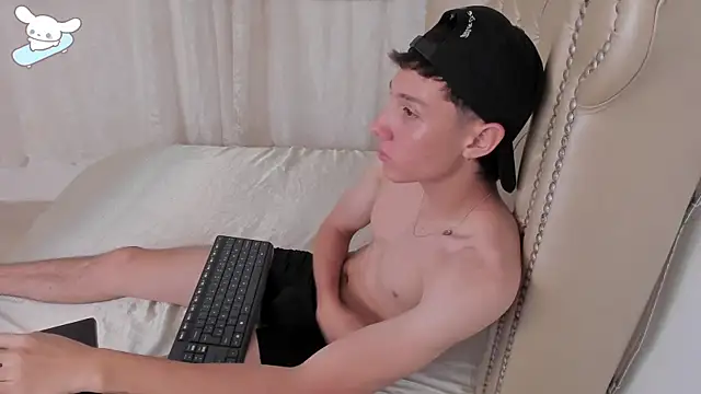 Snapshot of LittleDanny_ chatting on October 4, 3:54 pm LittleDanny online show from October 4, 3:54 pm