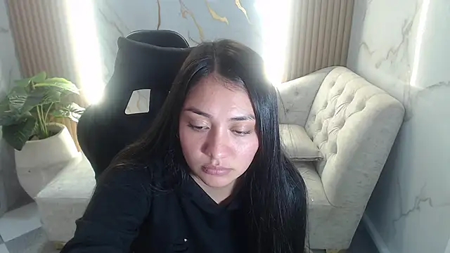 Snapshot of Ivony18_b chatting on October 16, 8:15 am Ivony18 b online show from October 16, 8:15 am