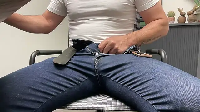 Snapshot of harrys74 chatting on October 23, 12:37 pm harrys74 online show from October 23, 12:37 pm