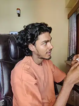 Snapshot of thecatfish chatting on October 31, 4:13 am thecatfish online show from October 31, 4:13 am