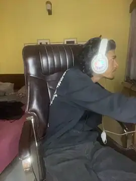 Snapshot of thecatfish chatting on November 25, 5:51 am thecatfish online show from November 25, 5:51 am