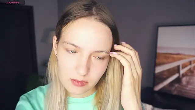 Snapshot of HongTomczak chatting on September 9, 6:35 am HongTomczak online show from September 9, 6:35 am