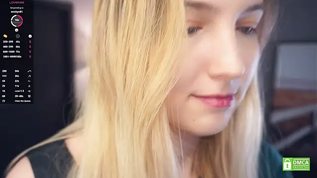 Snapshot of HongTomczak chatting on October 10, 8:13 am HongTomczak online show from October 10, 8:13 am