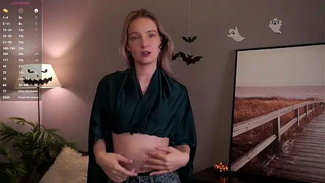 Snapshot of HongTomczak chatting on November 17, 10:10 am HongTomczak online show from November 17, 10:10 am