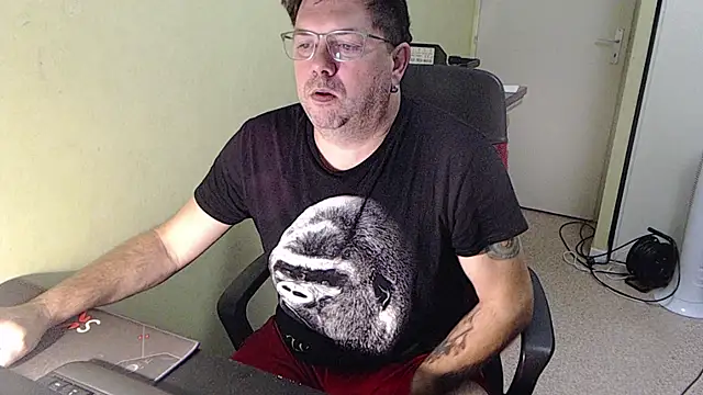 Snapshot of blueandwhite1 chatting on November 1, 8:49 am blueandwhite1 online show from November 1, 8:49 am