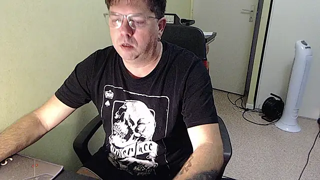 Snapshot of blueandwhite1 chatting on November 11, 8:25 am blueandwhite1 online show from November 11, 8:25 am