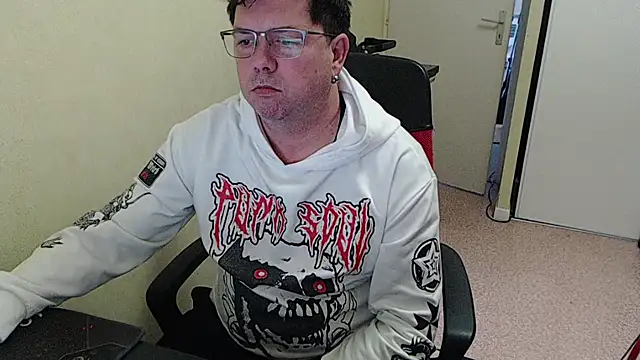 Snapshot of blueandwhite1 chatting on November 18, 3:49 pm blueandwhite1 online show from November 18, 3:49 pm