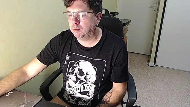 Snapshot of blueandwhite1 chatting on November 24, 4:51 pm blueandwhite1 online show from November 24, 4:51 pm