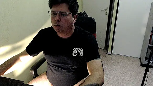 Snapshot of blueandwhite1 chatting on December 2, 3:51 pm blueandwhite1 online show from December 2, 3:51 pm