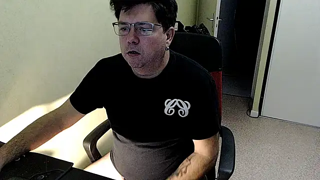 Snapshot of blueandwhite1 chatting on December 3, 8:34 am blueandwhite1 online show from December 3, 8:34 am