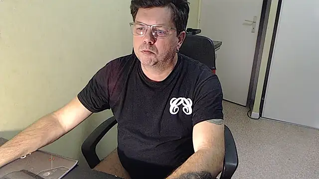 Snapshot of blueandwhite1 chatting on December 4, 3:43 pm blueandwhite1 online show from December 4, 3:43 pm