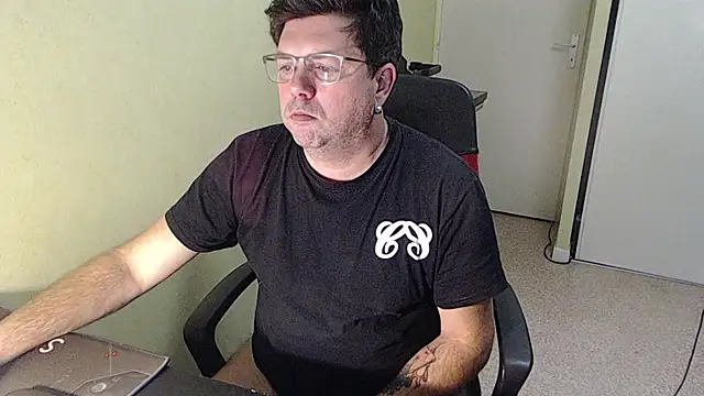 Snapshot of blueandwhite1 chatting on December 5, 3:30 pm blueandwhite1 online show from December 5, 3:30 pm